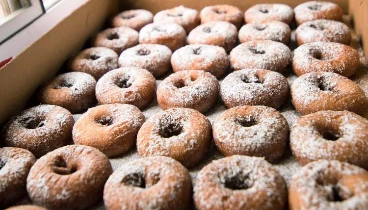 Rows of sugar-covered doughnuts on Konow’s admission page